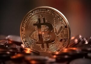 Moeda Bitcoin representando investimento em criptomoedas para iniciantes